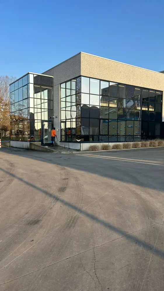 Glazen kantoorgebouw na het ramenwassen