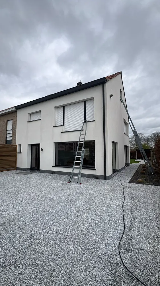 Witte woning met ladder tegen de gevel