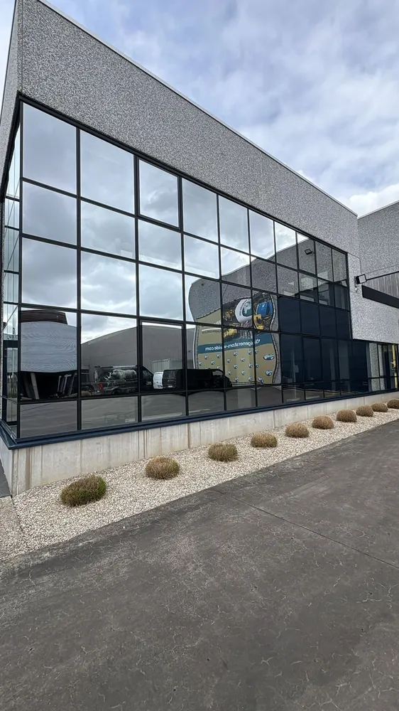 Bedrijfsgebouw met grote glazen gevel