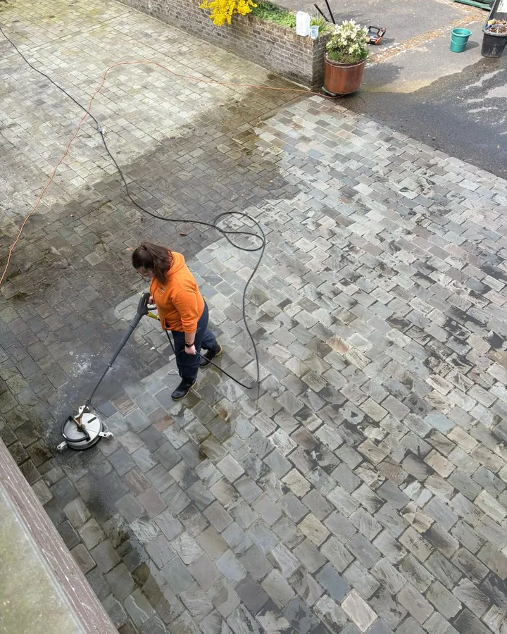 Terras wordt onder hoge druk gereinigd